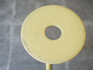 バウハウスデザインの黄色のスツールの円形の座面