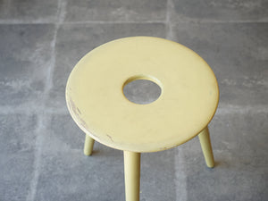 バウハウスデザインの黄色のスツールの丸い座面
