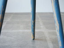画像をギャラリービューアに読み込む, Eduard Ludwig（エドゥアルト・ルートヴィヒ）バウハウスデザインの青いスツールの脚先
