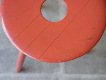 画像をギャラリービューアに読み込む, Eduard Ludwig（エドゥアルト・ルートヴィヒ）赤いスツールの座面
