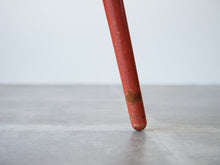 画像をギャラリービューアに読み込む, Eduard Ludwig（エドゥアルト・ルートヴィヒ）赤いスツールの丸い脚先
