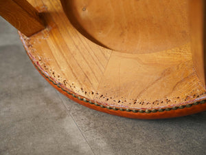 デンマークデザインの椅子の裏面に元のレザー張りの跡