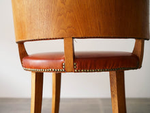 画像をギャラリービューアに読み込む, デンマークデザインの椅子の背もたれと座面の接続部
