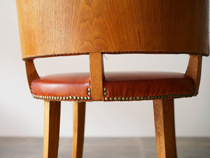 デンマークデザインの椅子の背もたれと座面の接続部