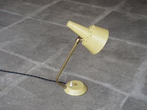デンマークデザインの黄色いテーブルランプ