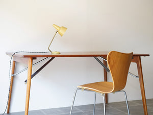 デンマークデザインの黄色いテーブルランプとモーエンセンのダイニングテーブルとセブンチェア