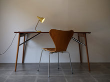 画像をギャラリービューアに読み込む, デンマークデザインの黄色いテーブルランプとモーエンセンのダイニングテーブルとセブンチェア
