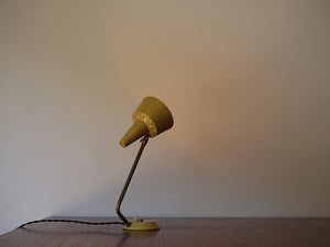 デンマークデザインの黄色いテーブルランプの点灯
