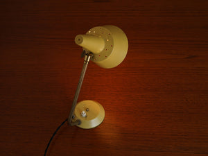 デンマークデザインの黄色いテーブルランプの点灯