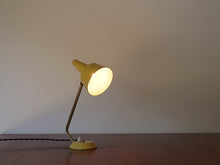 画像をギャラリービューアに読み込む, デンマークデザインの黄色いテーブルランプの点灯
