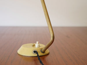 デンマークデザインの黄色いテーブルランプの金色のアームの曲線