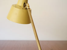 画像をギャラリービューアに読み込む, デンマークデザインの黄色いテーブルランプの金色のアーム
