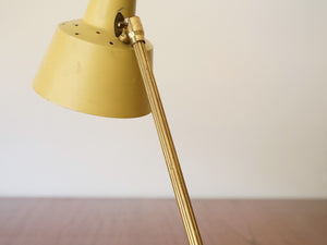 デンマークデザインの黄色いテーブルランプの金色のアーム