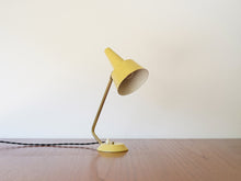 画像をギャラリービューアに読み込む, デンマークデザインの黄色いテーブルランプ

