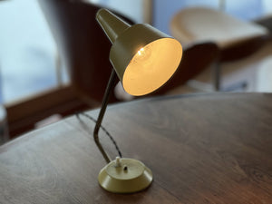 デンマークデザインの黄色いテーブルランプ
