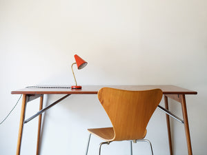 デンマークデザインの赤いヴィンテージテーブルランプとセブンチェア