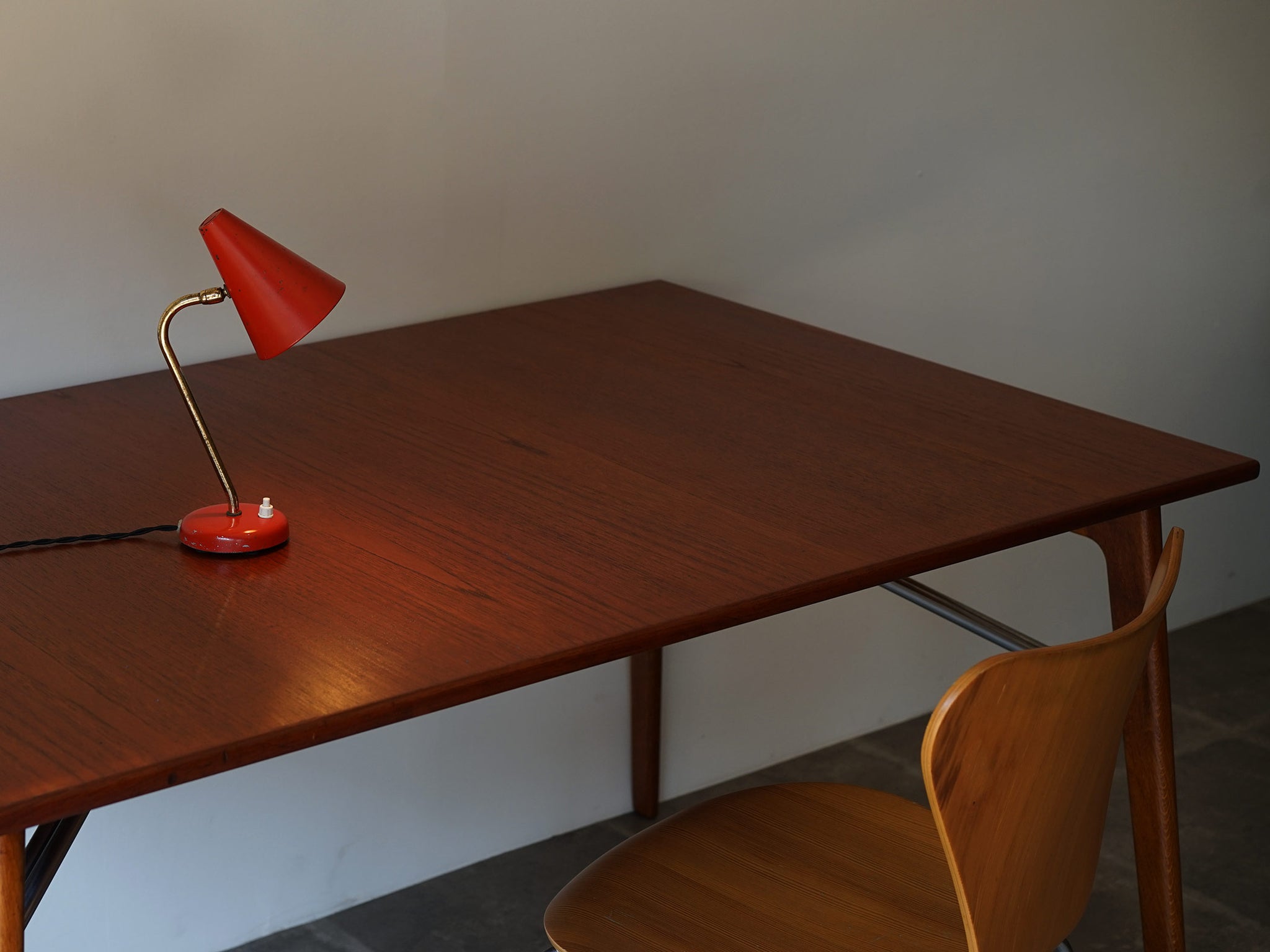 赤いシェードの1950年代製ヴィンテージランプ 小さなテーブルランプ