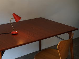 デンマークデザインの赤いヴィンテージテーブルランプとテーブル