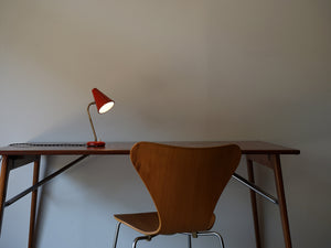デンマークデザインの赤いヴィンテージテーブルランプとテーブルと椅子