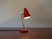 画像をギャラリービューアに読み込む, デンマークデザインの赤いヴィンテージテーブルランプの点灯イメージ
