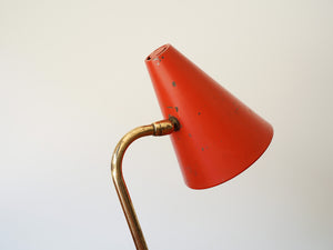 デンマークデザインの赤いヴィンテージテーブルランプは真鍮のアームがレトロ
