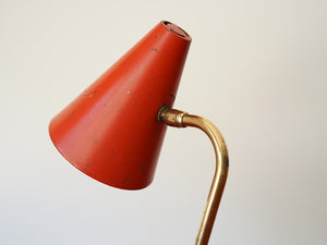 デンマークデザインの赤いヴィンテージテーブルランプのアームが真鍮でおしゃれ