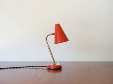 画像をギャラリービューアに読み込む, デンマークデザインの赤いヴィンテージテーブルランプは角度調節可能
