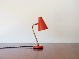 デンマークデザインの赤いヴィンテージテーブルランプは角度調節可能