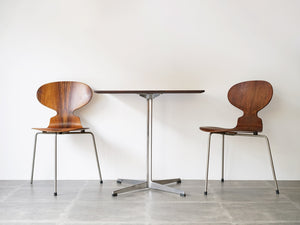 Arne Jacobsen Square cafe table アルネヤコブセン カフェテーブル フリッツハンセン製の二人用ダイニングテーブルとアントチェア