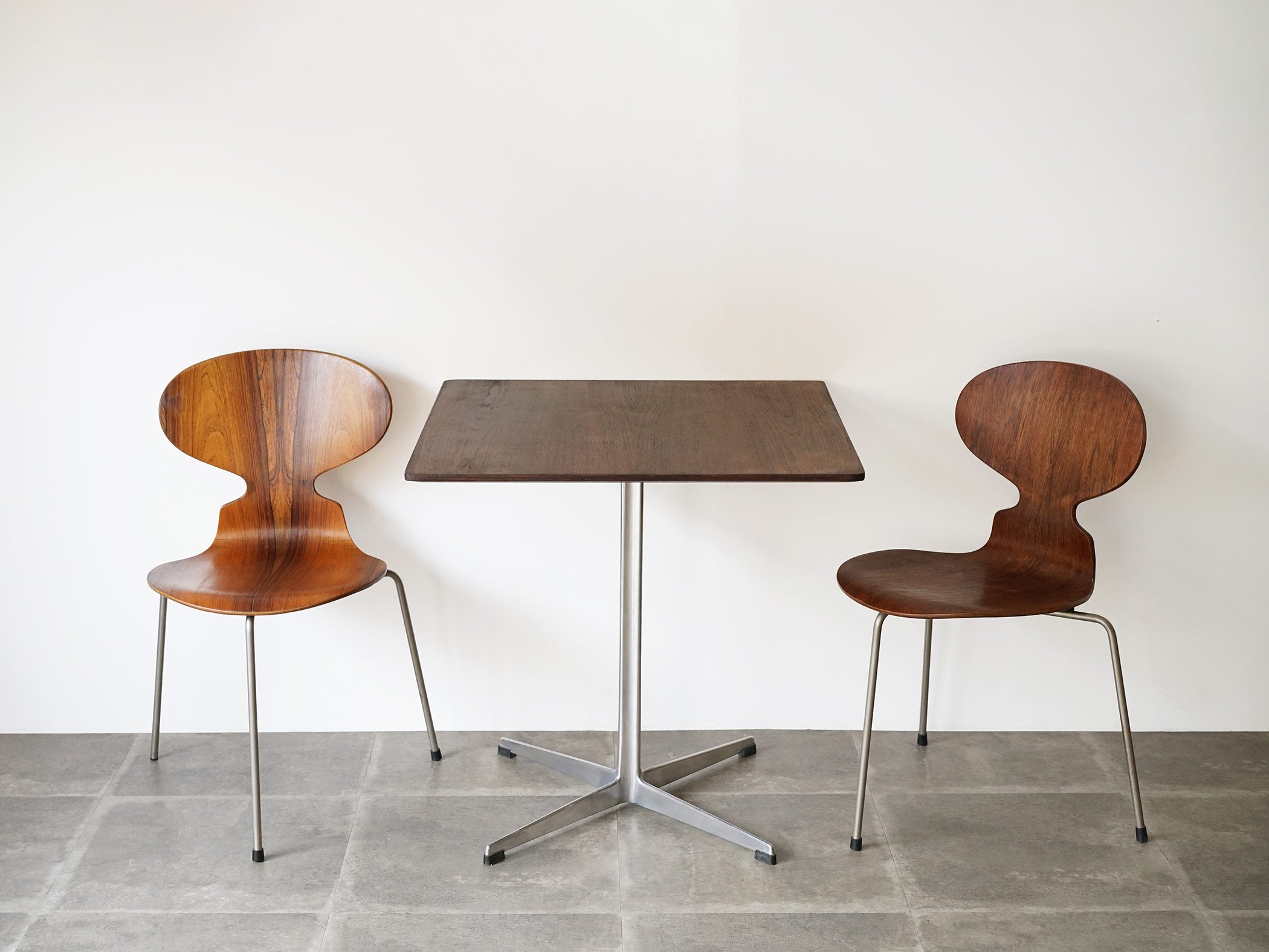 Arne Jacobsen（アルネ・ヤコブセン）正方形のカフェテーブル フリッツ