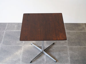 Arne Jacobsen Square cafe table アルネヤコブセン カフェテーブル フリッツハンセン製の二人用ダイニングテーブルのチーク材の天板