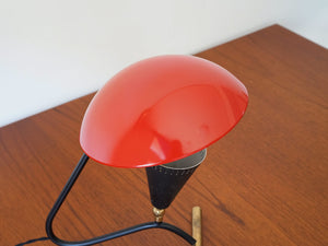 赤いシェードのテーブルランプ