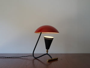 赤いシェードのテーブルランプの点灯イメージ