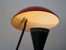 画像をギャラリービューアに読み込む, 赤いシェードのテーブルランプの点灯イメージの傘内部
