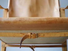 画像をギャラリービューアに読み込む, Kaare Klint（コーア・クリント）のSafari chair（サファリチェア）の座面下に貼られたレザーのベルト

