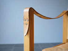 画像をギャラリービューアに読み込む, Kaare Klint（コーア・クリント）のSafari chair（サファリチェア）はベルトが肘掛けになっている
