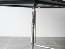画像をギャラリービューアに読み込む, Fritz Hansen フリッツハンセンの1930年製ビンテージ黒テーブルのスチールの脚

