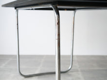 画像をギャラリービューアに読み込む, Fritz Hansen フリッツハンセンの1930年製ビンテージ黒テーブルのスチールの脚に錆
