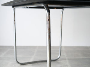 Fritz Hansen フリッツハンセンの1930年製ビンテージ黒テーブルのスチールの脚に錆