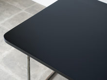 画像をギャラリービューアに読み込む, Fritz Hansen フリッツハンセンの1930年製ビンテージ黒テーブルのマットな天板
