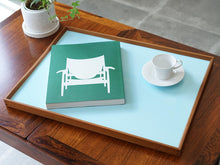 画像をギャラリービューアに読み込む, Finn Juhl （フィンユール）のTurning trayのブルーとフィンユールのコーヒーテーブル
