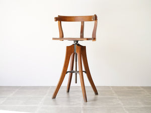 木製の回転椅子 アンティークな椅子