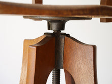 画像をギャラリービューアに読み込む, 木製の回転椅子 1920〜1930年代製アンティークな椅子の高さ調節ネジ
