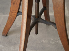 画像をギャラリービューアに読み込む, 木製の回転椅子 1920〜1930年代製アンティークな椅子の脚を通る金属のフレーム

