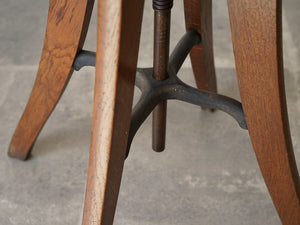 木製の回転椅子 1920〜1930年代製アンティークな椅子の脚を通る金属のフレーム