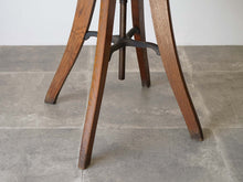画像をギャラリービューアに読み込む, 木製の回転椅子 1920〜1930年代製アンティークな椅子の脚
