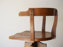 画像をギャラリービューアに読み込む, 木製の回転椅子 1920〜1930年代製アンティークな椅子の左側
