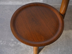 北欧シェルフ マホガニーのサイドテーブルの下段 丸いトレイテーブル