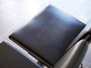 Hans J Wegner Kastrup sofa CH402 ハンスJウェグナー エアポートチェア カストラップベンチの座面 黒いレザー張り