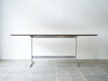 画像をギャラリービューアに読み込む, Arne Jacobsen（アルネ・ヤコブセン）のテーブル モデル3515真横
